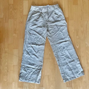 Linen blend byxor - Hm linen blend. Byxorna är i färgen beige och går att strykas. Köparen står för frakt.