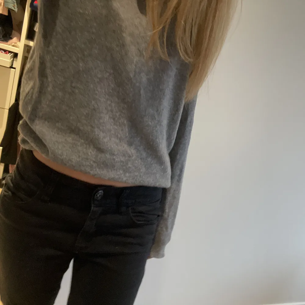 Sjukt snygga low waisted jeans säljer då dom inte kommer till användning längre Skiv för frågor eller funderingar❤️❤️😍😍. Jeans & Byxor.