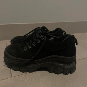 Bronx skor - Säljer mina chunky skor från Bronx. Sparsamt använda. Material: svart mocka. Frakt ingår i priset. Pris kan diskuteras vid snabb affär. 