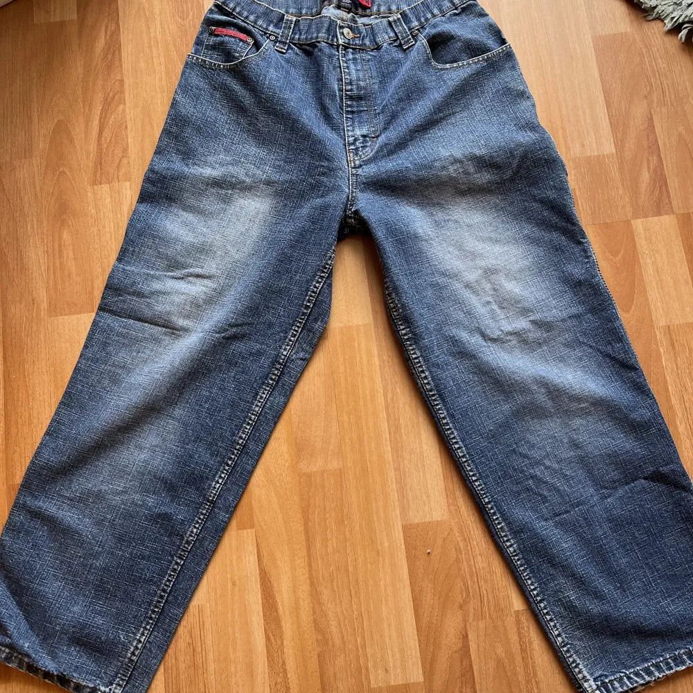 Baggy byxor i riktigt bra kvalitet o snygga men använder inte längre . Jeans & Byxor.