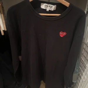 CDG Play långärmad T-shirt svart storlek XXL - CDG långärmad T-shirt i bra skick, storlek XXL. 