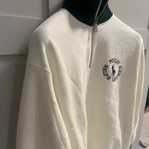 Ralph Lauren tröja med dragkedja - Säljer denna fräscha tröja från Ralph Lauren i storlek S. Enbart prövad vid ett tillfälle. Nypris 1650kr. Mitt pris 400kr.
