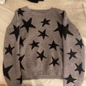 En grå stjärn tröja från plick säljer för den var för liten på mig 💗 säljer för 80kr köptes för 100kr 💋💗