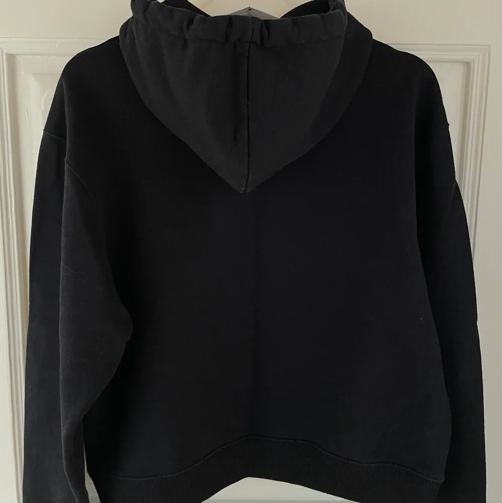 Svart Arigato hoodie, den är knappt använd, frakt tillkommer:). Hoodies.