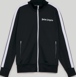 Palm angels tracktop - Säljer svart palm angels tracktop. Size M. Cond 9/10. Har allt og kvitto,påse, tags mm. Skicka om ni har frågor. Bin 2500
