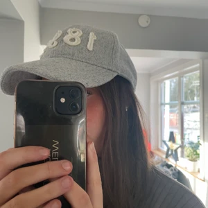 Grå keps  - Köpt från Abercrombie & fitch