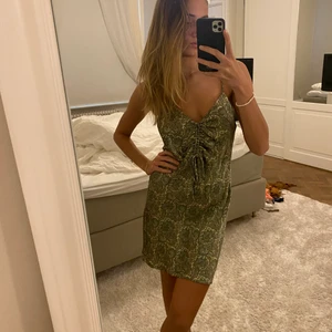Klänning  - Superfin grön mönstrad klänning i silketyg ifrån zara, nyskick!💕💕 