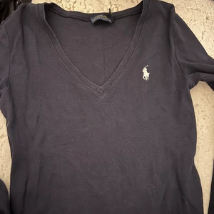 Storlek XS - Säljer denna tröjan från RALPH LAUREN , kommer inte till användning den är i bra skick , köpte för 500kr säljer för 300kr