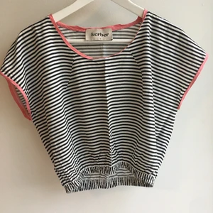 Kerber crop topp randig rosa svart vit S - Lyxig mjuk viskosetyg topp från Kerber med kul design 