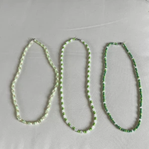 Pärlade halsband  - Pärlade halsband 40kr styck + frakt. Kontakta oss gärna med önskemål om färger och längd 🌷☺️