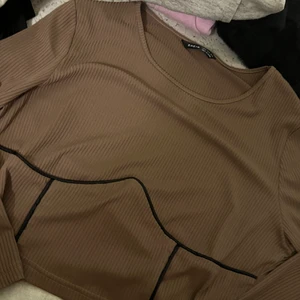 M - Säljer denna från SHEIN kommer inte till användning alls men den är i bra skick och inga hål , köptes för 80kr säljer för 50kr