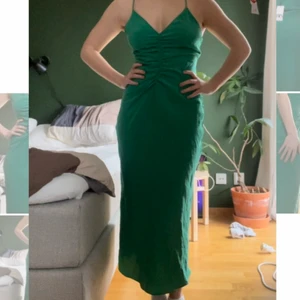 Oanvänd klänning från Zara strl XS - Säljer en helt oanvänd superfin grön klänning från Zara! Blev ett felköp så jag säljer den här, prislappen är kvar och den är i nyskick. Jätteskönt och fint material på klänningen. Jag kan frakta, köparen står för frakten. 