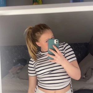 Zara t-shirt, storlek M - Jag tänkte sälja min Zara t-shirt. Använd få gånger och är som i ny skick. Köpte den för 200 men kommer sälja för 100💗 köparen står för frakten. Pris kan diskuteras i dm.