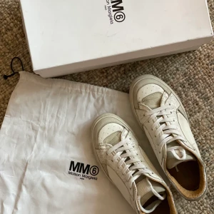 Mm6 Maisom Margiela sneakers - Säljer coola sneakers från Margiela MM6. Storlek 38. Bra använt skick och repor ger bara sin egen charm. Skosnöre på ena sko trasigt, men lätt att byta ut till nya