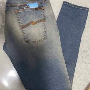 Helt ny Nudie jeans Modell: Skinny Lin Tim Tvätt: GRISPY CLEAR Storlek : -w36-L32 Midja 46 cm x2 Längd : 106 cm Strech Slim Fit 98% Cotton 2% Elastaine