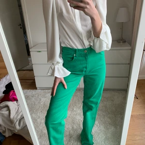 GRÖNA JEANS - Från Zara i storlek 38! Väldigt bra skick och långa i benen❤️