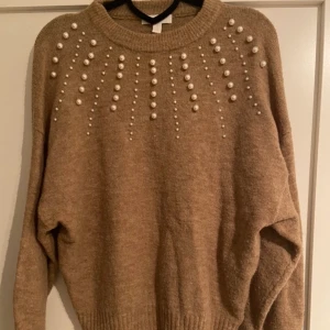 Tröja med pärlor  - Beige tröja med fina pärlor på i storlek S🤎                                     40kr 