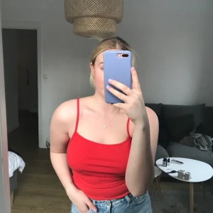 Body - Röd body med randig textur