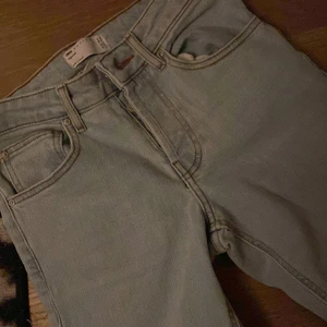 Blåa Jeans  - Säljer ett par nya ASOS jeans prislapp finns kvar. Storlek w 26, skriv privat för fler bilder 