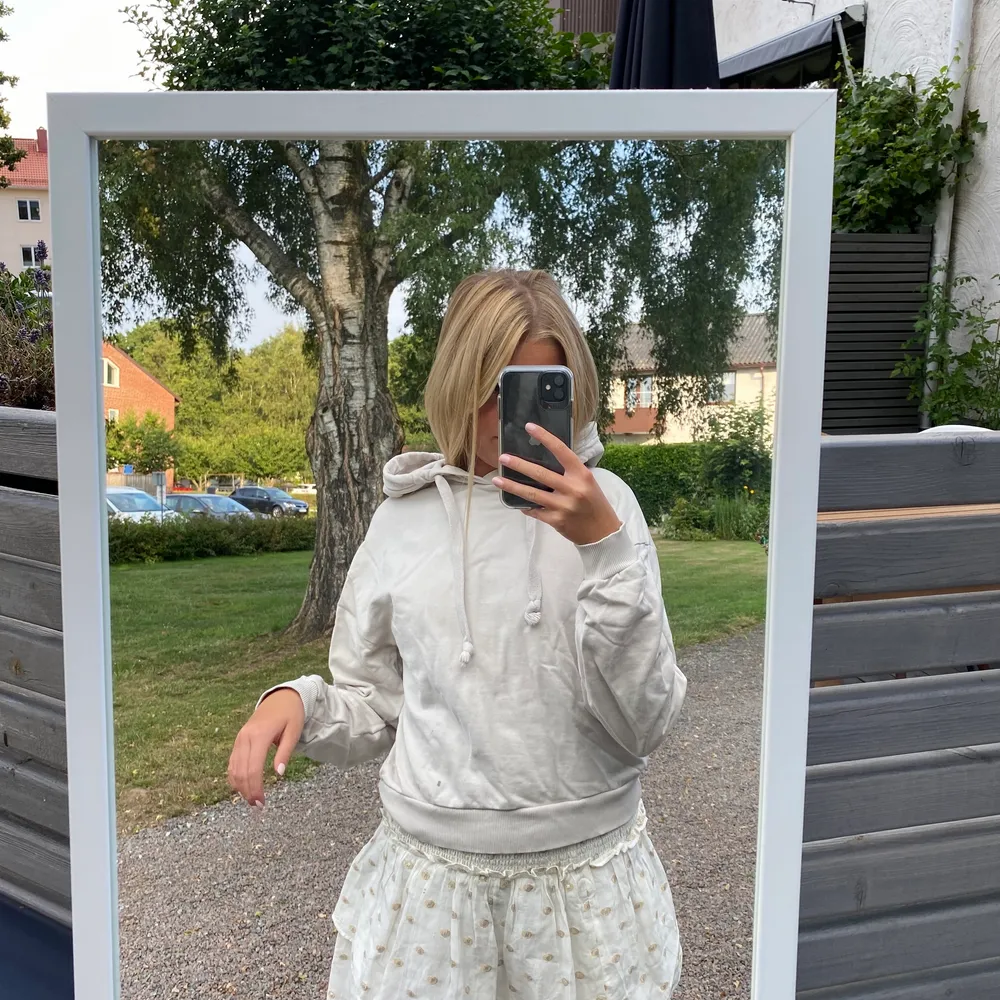 En jättefin beige Hoodie från nakd, knappt använd. Köpare står för frakt💕🤗. Hoodies.