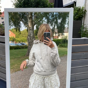 Beige hoodie  - En jättefin beige Hoodie från nakd, knappt använd. Köpare står för frakt💕🤗