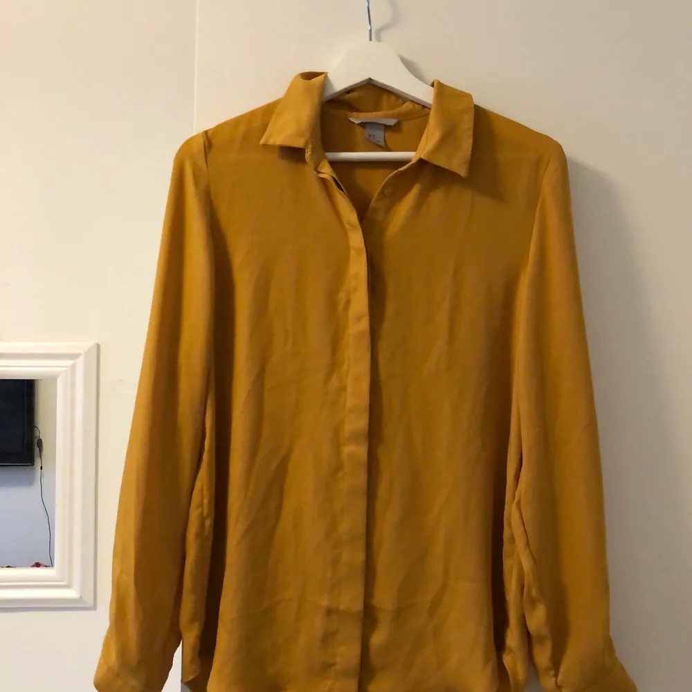 gul skjorta från H&M. storlek M 🤍. Skjortor.