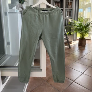 Gröna mjukisbyxor Lager 157 - Gröna mjukisbyxor från Lager 157, storlek xs men strechiga i midjan så de kan passa mellan xxs-m! Superfina och i jättebra skick, fåtalet gånger använda. Skriv privat vid frågor! Vid köp av flera plagg kan jag samfrakta!