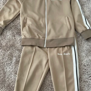 Palm angels dress - Säljer min Palm angels dress som jag fick i födelsedag present. 10/10 skick, har användt endast 1 gång ute. Säljer för att den är för stor. Köpt för ca 6000 men säljer för hälften. Kan även tradea mot Nike teck!