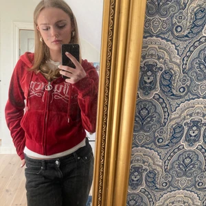Juicy couture hoodie  - Denna skitsnygga juciy couture zip upen. Den är helt ny och använt ca 2 gånger. Säljer för att den inte kommit till användning. Köpte som M men passar mig bra som är en S.  Köpte för 1000kr.