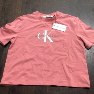 CK t-shirt  - Jag har nu valt att sälja denna fina t-T-shirt eftersom den inte kommer till användning. Den passar perfekt till våren och sommaren. Den är i storlek S men passar lika bra för barn med storleken 158-164!💗