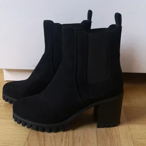 Nelly skor - Hej! Säljer dessa fina svarta ankelboots skor från NLY shoes! Skaft höjd 13 cm, klackhöjd 7,5 cm. Skorna är mocka imitation med gummi sula.     Storlek 37.                                                               Kan mötas i Älvsjö centrum eller i Högdalen! 