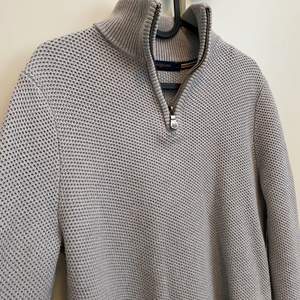 En snygg grå half zip-tröja från Henri Lloyd i bra skick.