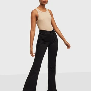 Lee Jeans Breese flare - Helt oanvända svarta jeans från Lee, i deras modell ”Breese flare/bootcut”. Sitter jättefint och framhäver figuren, dock är dom för små för mig, hoppas på att dom hittar ett nytt hem. Nypris 899:- 