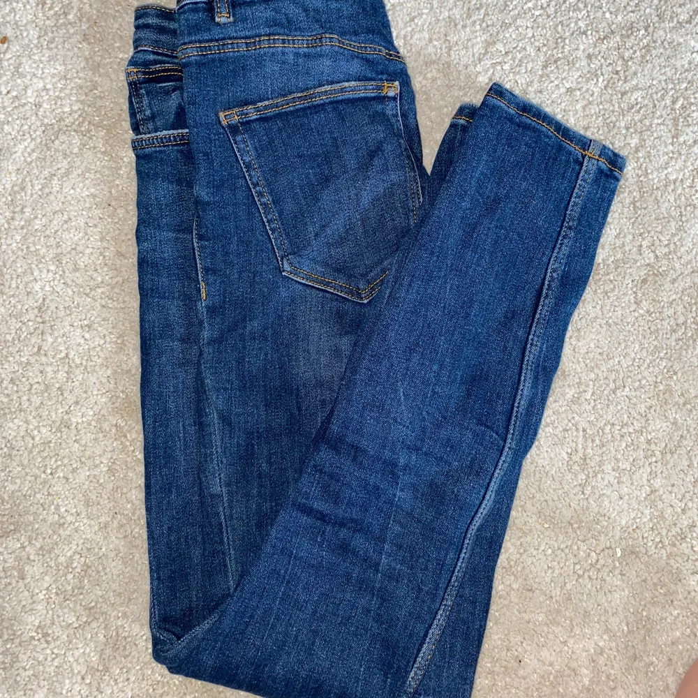 Ett par skinny jeans från Zara, högmidjade och supersköna! Sitter bra och är stretchiga. Jeansen har fickor både fram och bak och är i en mörkblå tvätt. Jeansen är i bra skick! 💙. Jeans & Byxor.