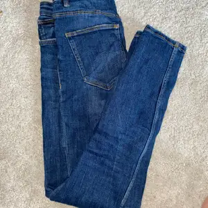 Ett par skinny jeans från Zara, högmidjade och supersköna! Sitter bra och är stretchiga. Jeansen har fickor både fram och bak och är i en mörkblå tvätt. Jeansen är i bra skick! 💙