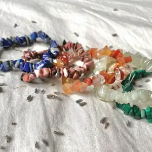 Elastiska armband med kristallchips. Finns i kristallerna rhodonit, malakit, jade, lapis lazuli och karneol. Följ oss på instagram @_k.e.jewelry_ 🤍