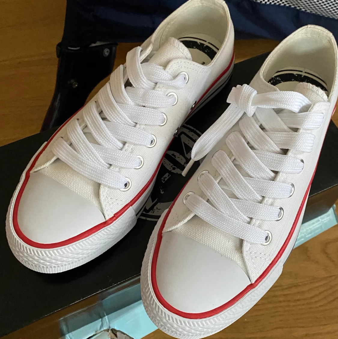 Låga Sneakers helt nya i kartong - 90