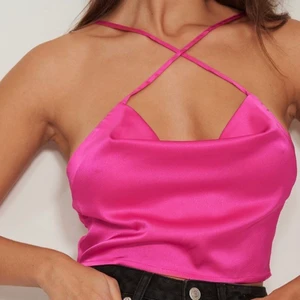 Fest topp - Sjukt snygg festtopp i satin från nakd i storlek 38 men passar även någon med S . Perfekt till sommaren ,Man kan välja om man vill korsa den där fram som på bilden eller så det är korsat i ryggen. Linnet har två spännen där bak så att man kan spänna hur hårt man vill. Helt nytt och säljer för att det blev för sent att göra retur. Nypris 250, färgen är exakr som på bild 1 verkligheten i dagsljus 