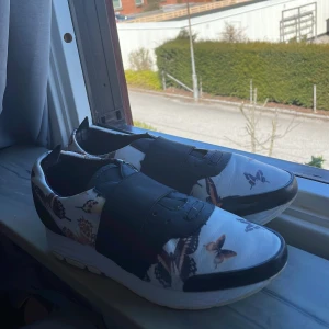 DKNY (donna karan new york) skor - Säljer ett par jätte fina DKNY skor i bra skick. Används väldigt få gånger. Säljer dem att de aldrig kommit till användning . Strl 38. Kan tänka mig att de passar en 37 också. Köpta för 1600kr. Säljs för 150kr. Frakten betalar kunden❤️