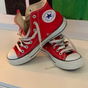 Converse stl 36 - Röda snygga converse använd endast några få gånger. 
