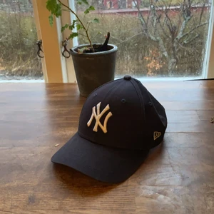 ⚫️NY keps⚫️ - (Storlek: skysterbar) (färg: svart) (pris: 400kr)