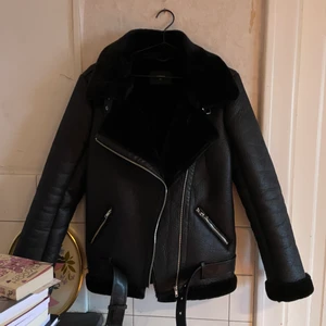 Varm jacka  - Storlek xs men passar mig som är s. Varm och skön. Frakten inräknad i priset. Skriv vid frågor! 