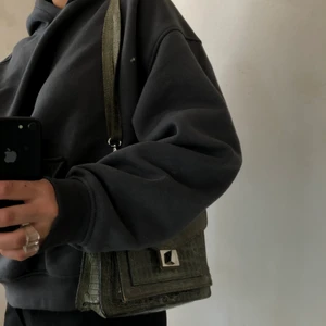 Grön väska  - En grön väska med justerbara band. Får plats med mycket men ändå inte överdrivet stor. 💕💕