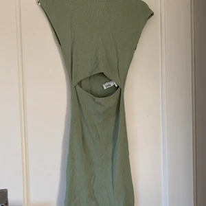 Grön klänning  - Supersnygg grön klänning med skurning ifrån Chiquelle, storlek S. Andra bild är tagen ifrån Chiquelles hemsida, min klänning har dock längre axlar än den bilden! Använd 1gång. Köparen står för frakten🥰