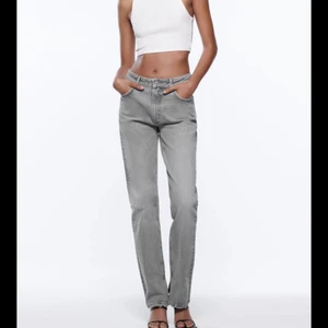 NYA ZARA JEANS STRL 36 GRÅA - Säljer mina helt nya gråa zara jeans o storlek 36. Dom är helt slutsålda och köpte två par och behöll andra paret. Skriv vid intresse, är de många intresserade har jag budgivning🌸 Har bud på 450