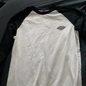 Dickies tröja - jag säljer denna tröja som inte längre andvänds, den är som ny. Kan mötas upp i stockholm.