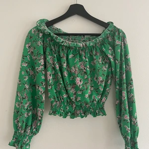 Over the shoulders topp - Söt topp som funkar till fest och vardag. Enkel att matcha med många olika färger❤️‍🔥