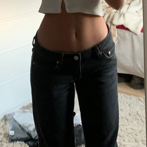Lågmidjade jeans - Funderar på att sälja dessa snygga jeansen som är nästan slutsålda i varje storlek. Detta för att de är lite för stora för mig i midjan. Jag har klippt av dom så de passar mig som är 160 cm. 