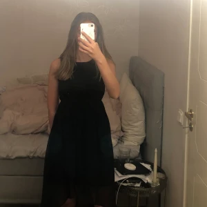 Fest klänning - Jättefin klänning från Lindex i storlek 158, men passar även mig som är 165cm, nästan aldrig använd då jag inte haft så många tillfällen att ha den. Väldigt bra skick, nästan som ny💖 Klänningen har fina detaljer på axelbanden. 