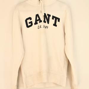 Vit Gant hoodie som är använd ett fåtal gånger. 😇 Storlek S, säljer den för 150kr